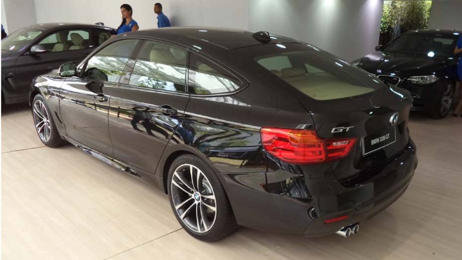 A traseira mais elevada e com lanternas diferentes das do Série 3 sedã identificam o modelo | <a href="https://beta-develop.quatrorodas.abril.com.br/noticias/fabricantes/auto-premium-show-abre-portas-sp-760626.shtml" rel="migration">Leia mais</a> A traseira mais elevada e com lanternas diferentes das do Série 3 sedã identificam o modelo | <a href="https://beta-develop.quatrorodas.abril.com.br/noticias/fabricantes/auto-premium-show-abre-portas-sp-760626.shtml" rel="migration">Leia mais</a>