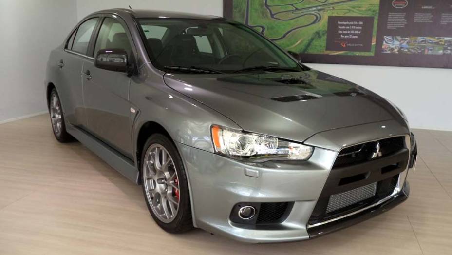 A Mitsubishi levou um Lancer Evo X, ícone das pistas de rali | <a href="https://beta-develop.quatrorodas.abril.com.br/noticias/fabricantes/auto-premium-show-abre-portas-sp-760626.shtml" rel="migration">Leia mais</a>