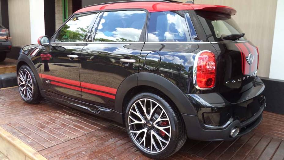 E a MINI mostra o Countryman preparado pela John Cooper Works | <a href="https://beta-develop.quatrorodas.abril.com.br/noticias/fabricantes/auto-premium-show-abre-portas-sp-760626.shtml" rel="migration">Leia mais</a>