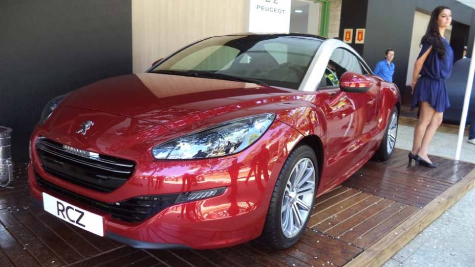 A Peugeot também marca presença no Auto Premium Show, com o 308 CC e o cupê RCZ; os ingressos para o evento custam R$ 75 | <a href="https://beta-develop.quatrorodas.abril.com.br/noticias/fabricantes/auto-premium-show-abre-portas-sp-760626.shtml" rel="migration">Leia mais</a>