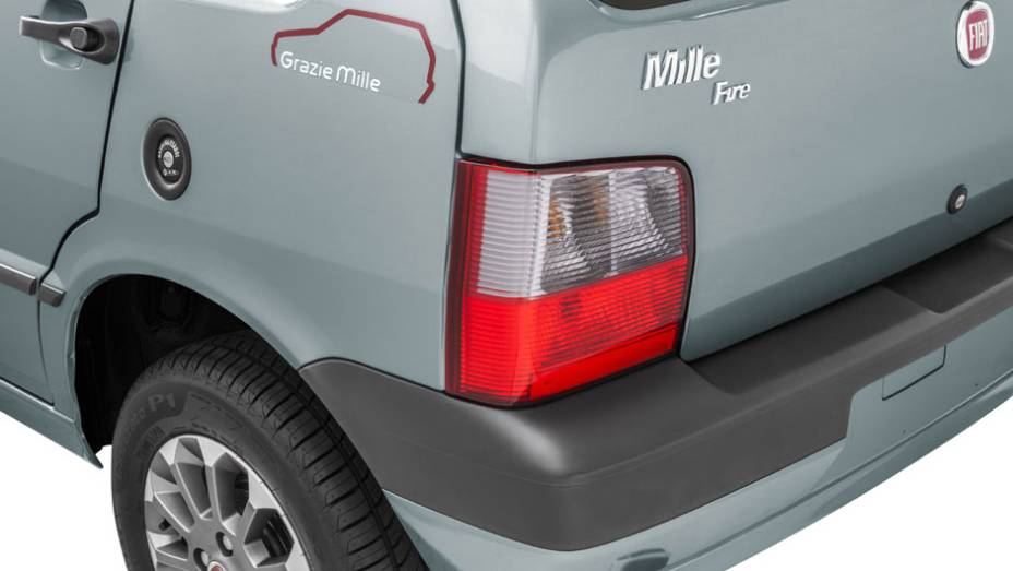 O logotipo Grazie Mille foi feito para esta vers&atilde;o | <a href="https://beta-develop.quatrorodas.abril.com.br/noticias/fabricantes/fiat-lanca-serie-grazie-mille-763882.shtml" rel="migration">Leia mais</a>