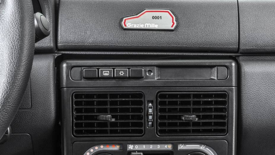 Plaqueta colada no console central exibe número de série da edição especial | <a href="https://beta-develop.quatrorodas.abril.com.br/noticias/fabricantes/fiat-lanca-serie-grazie-mille-763882.shtml" rel="migration">Leia mais</a> Plaqueta colada no console central exibe número de série da edição especial | <a href="https://beta-develop.quatrorodas.abril.com.br/noticias/fabricantes/fiat-lanca-serie-grazie-mille-763882.shtml" rel="migration">Leia mais</a>