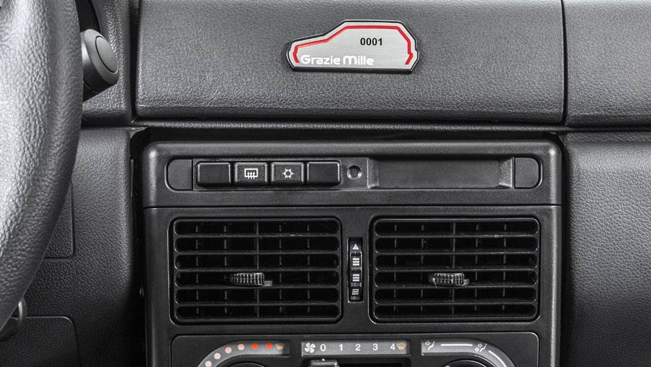 Plaqueta colada no console central exibe número de série da edição especial | <a href="https://beta-develop.quatrorodas.abril.com.br/noticias/fabricantes/fiat-lanca-serie-grazie-mille-763882.shtml" rel="migration">Leia mais</a> Plaqueta colada no console central exibe número de série da edição especial | <a href="https://beta-develop.quatrorodas.abril.com.br/noticias/fabricantes/fiat-lanca-serie-grazie-mille-763882.shtml" rel="migration">Leia mais</a>