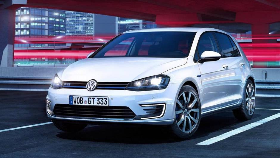 Visualmente, o desenho da grade e o logotipo s&atilde;o os &uacute;nicos detalhes que entregam o GTE | <a href="https://beta-develop.quatrorodas.abril.com.br/noticias/saloes/genebra-2014/vw-golf-ganha-versao-hibrida-plug-in-774055.shtml" rel="migration">Leia mais</a>