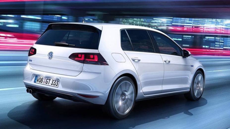 De acordo com a VW, no modo híbrido o carro leva 7,6 segundos para ir de 0 a 100 km/h, chegando aos 217 km/h | <a href="https://beta-develop.quatrorodas.abril.com.br/noticias/saloes/genebra-2014/vw-golf-ganha-versao-hibrida-plug-in-774055.shtml" rel="migration">Leia mais</a>