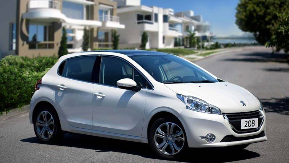 Fabricado em Porto Real (RJ), o carro será vendido em três versões de acabamento: Active, Allure e Griffe | <a href="https://beta-develop.quatrorodas.abril.com.br/carros/lancamentos/peugeot-208-736576.shtml" rel="migration">Leia mais</a> Fabricado em Porto Real (RJ), o carro será vendido em três versões de acabamento: Active, Allure e Griffe | <a href="https://beta-develop.quatrorodas.abril.com.br/carros/lancamentos/peugeot-208-736576.shtml" rel="migration">Leia mais</a>
