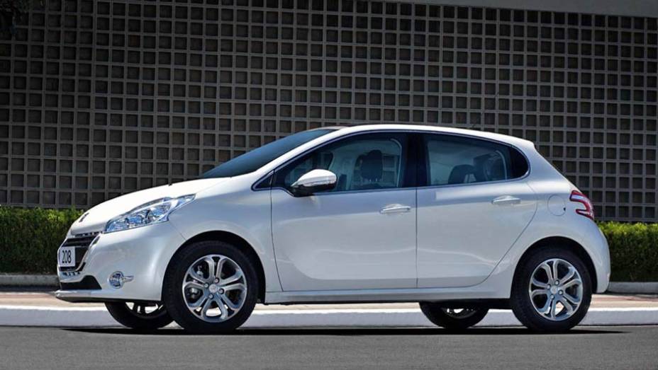 O design lembra o bem-sucedido 206, mas traz um toque de modernidade | <a href="https://beta-develop.quatrorodas.abril.com.br/carros/lancamentos/peugeot-208-736576.shtml" rel="migration">Leia mais</a>