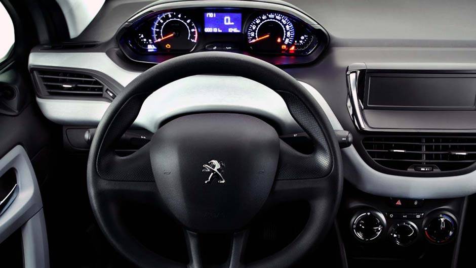 Nas versões de entrada, a tela touchscreen dá lugar a uma tampa plástica para o rádio | <a href="https://beta-develop.quatrorodas.abril.com.br/carros/lancamentos/peugeot-208-736576.shtml" rel="migration">Leia mais</a> Nas versões de entrada, a tela touchscreen dá lugar a uma tampa plástica para o rádio | <a href="https://beta-develop.quatrorodas.abril.com.br/carros/lancamentos/peugeot-208-736576.shtml" rel="migration">Leia mais</a>