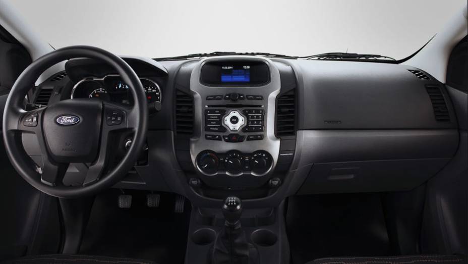 O interior é bem acabado e lembra o de um automóvel de passeio; tela de LCD no centro da cabine não é sensível ao toque | <a href="https://beta-develop.quatrorodas.abril.com.br/carros/lancamentos/ford-ranger-sport-777328.shtml" rel="migration">Leia mais</a>