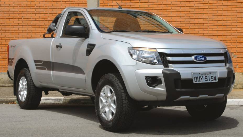 A dianteira tem um aplique plástico no para-choque simulando um quebra-mato | <a href="https://beta-develop.quatrorodas.abril.com.br/carros/lancamentos/ford-ranger-sport-777328.shtml" rel="migration">Leia mais</a>