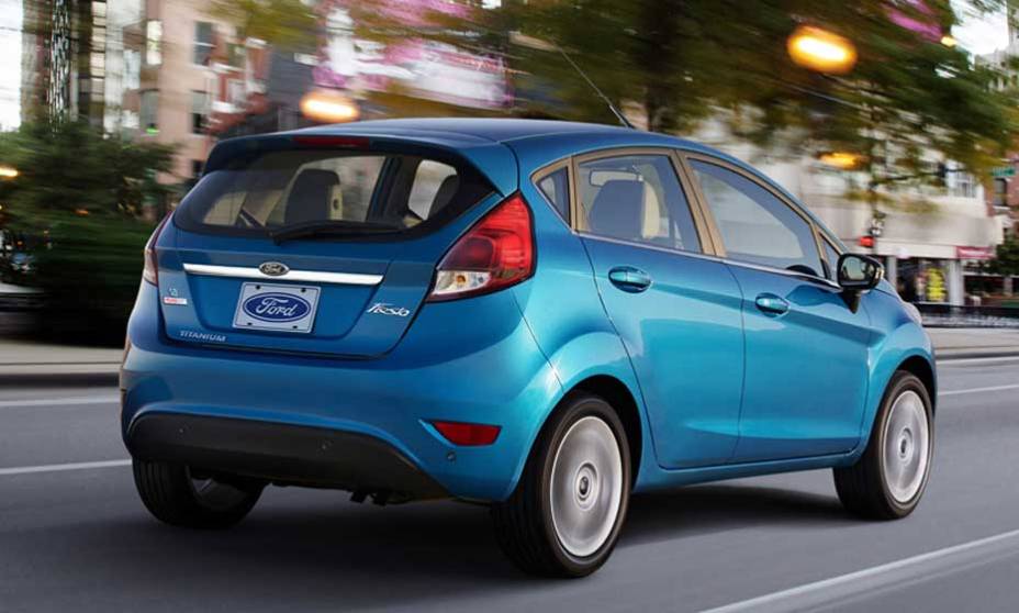 Nas versões SE e Titanium (acima), ele pode vir com o câmbio automatizado de dupla embreagem Powershift | <a href="https://beta-develop.quatrorodas.abril.com.br/carros/lancamentos/ford-new-fiesta-2014-739245.shtml" rel="migration">Leia mais</a>