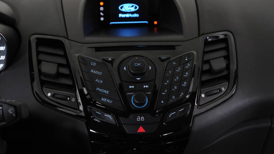 Sistema multimídia SYNC é item de série a partir da versão intermediária SE <a href="https://beta-develop.quatrorodas.abril.com.br/carros/lancamentos/ford-new-fiesta-2014-739245.shtml" rel="migration">Leia mais</a>