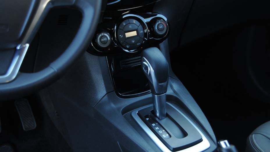 Vers&atilde;o 1.6 pode ser equipada com o c&acirc;mbio de dupla embreagem Powershift <a href="https://beta-develop.quatrorodas.abril.com.br/carros/lancamentos/ford-new-fiesta-2014-739245.shtml" rel="migration">Leia mais</a>