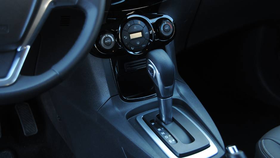 Versão 1.6 pode ser equipada com o câmbio de dupla embreagem Powershift <a href="https://beta-develop.quatrorodas.abril.com.br/carros/lancamentos/ford-new-fiesta-2014-739245.shtml" rel="migration">Leia mais</a> Versão 1.6 pode ser equipada com o câmbio de dupla embreagem Powershift <a href="https://beta-develop.quatrorodas.abril.com.br/carros/lancamentos/ford-new-fiesta-2014-739245.shtml" rel="migration">Leia mais</a>