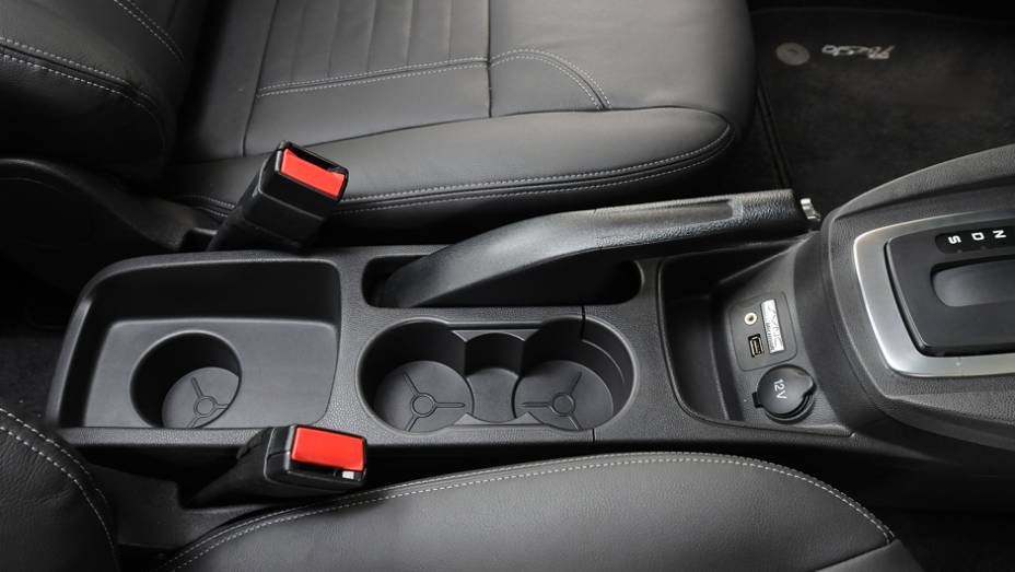 Acabamento interno é de boa qualidade <a href="https://beta-develop.quatrorodas.abril.com.br/carros/lancamentos/ford-new-fiesta-2014-739245.shtml" rel="migration">Leia mais</a> Acabamento interno é de boa qualidade <a href="https://beta-develop.quatrorodas.abril.com.br/carros/lancamentos/ford-new-fiesta-2014-739245.shtml" rel="migration">Leia mais</a>