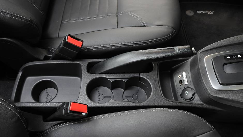 Acabamento interno é de boa qualidade <a href="https://beta-develop.quatrorodas.abril.com.br/carros/lancamentos/ford-new-fiesta-2014-739245.shtml" rel="migration">Leia mais</a> Acabamento interno é de boa qualidade <a href="https://beta-develop.quatrorodas.abril.com.br/carros/lancamentos/ford-new-fiesta-2014-739245.shtml" rel="migration">Leia mais</a>