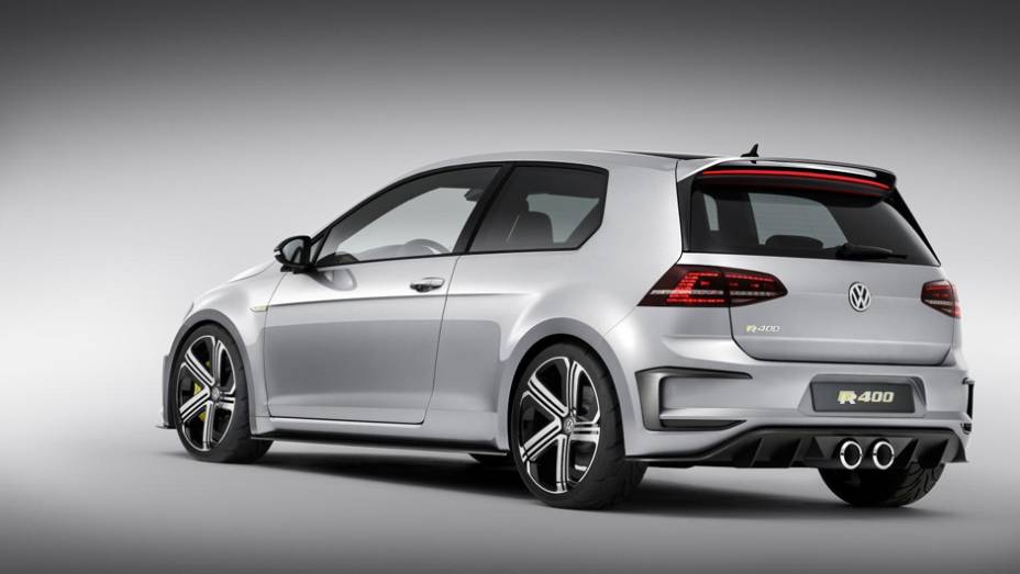 Modelo tem para-lamas alargados e novos para-choques. | <a href="https://beta-develop.quatrorodas.abril.com.br/noticias/saloes/pequim-2014/vw-mostra-golf-r-400-pequim-780061.shtml" rel="migration">Leia mais</a>