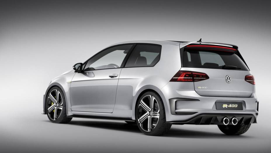 Modelo tem para-lamas alargados e novos para-choques. | <a href="https://beta-develop.quatrorodas.abril.com.br/noticias/saloes/pequim-2014/vw-mostra-golf-r-400-pequim-780061.shtml" rel="migration">Leia mais</a> Modelo tem para-lamas alargados e novos para-choques. | <a href="https://beta-develop.quatrorodas.abril.com.br/noticias/saloes/pequim-2014/vw-mostra-golf-r-400-pequim-780061.shtml" rel="migration">Leia mais</a>