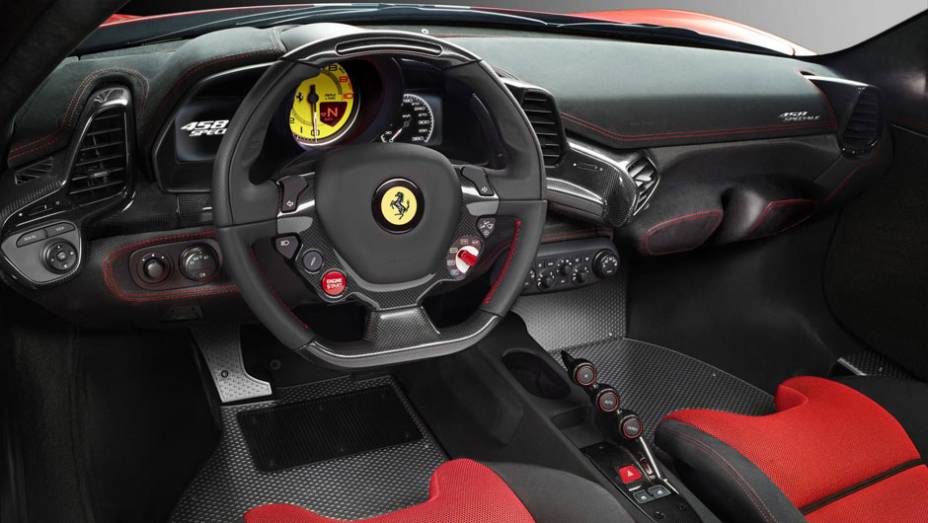 Parecido com o de um carro de corrida, interior tem comandos &agrave; m&atilde;o e o manettino, bot&atilde;o girat&oacute;rio perto do volante que altera as configura&ccedil;&otilde;es do carro | <a href="https://beta-develop.quatrorodas.abril.com.br/saloes/frankfurt/2013/ferrari-458-italia-speciale-753641.sht" rel="migration"></a>