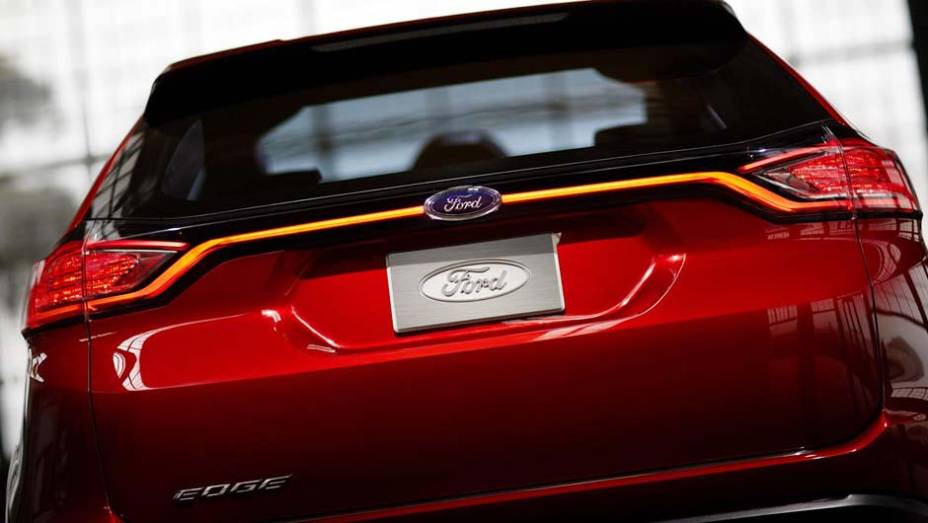 As lanternas tem um filete horizontal da luz de seta que cobre toda a tampa do porta-malas | <a href="https://beta-develop.quatrorodas.abril.com.br/noticias/saloes/los-angeles-2013/ford-apresenta-edge-concept-760730.shtml" rel="migration">Leia mais</a>