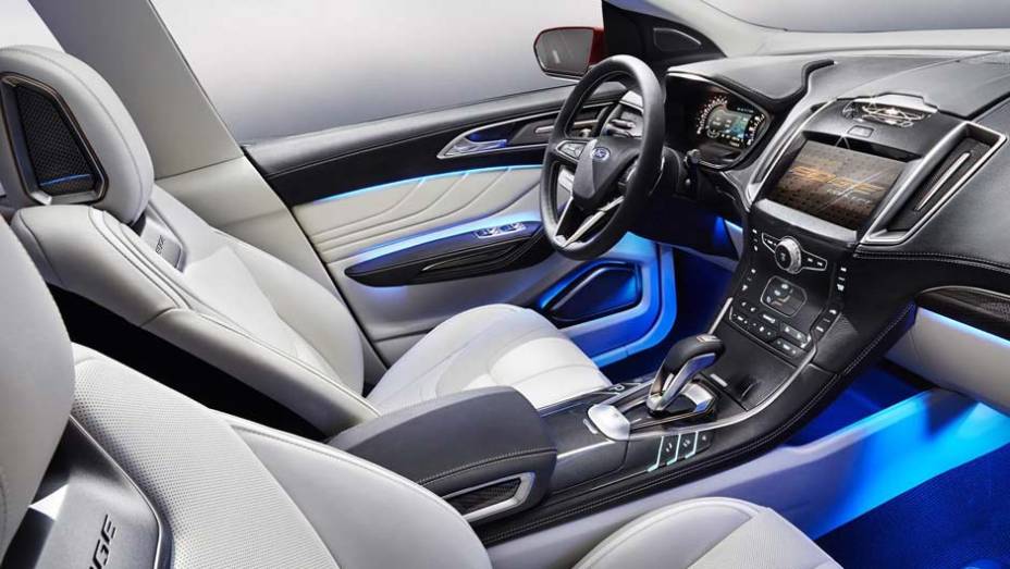 Salvo pela exagerada iluminação azulada, a cabine tem visual agradável | <a href="https://beta-develop.quatrorodas.abril.com.br/noticias/saloes/los-angeles-2013/ford-apresenta-edge-concept-760730.shtml" rel="migration">Leia mais</a> Salvo pela exagerada iluminação azulada, a cabine tem visual agradável | <a href="https://beta-develop.quatrorodas.abril.com.br/noticias/saloes/los-angeles-2013/ford-apresenta-edge-concept-760730.shtml" rel="migration">Leia mais</a>