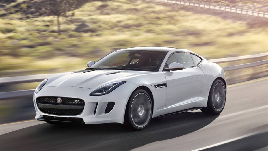 A frente agressiva combina com a carroceria esguia, praticamente sem soldas | <a href="https://beta-develop.quatrorodas.abril.com.br/noticias/saloes/los-angeles-2013/jaguar-revela-f-type-coupe-760708.shtml" rel="migration">Leia mais</a>