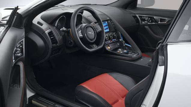 Luxuoso, o interior aconchegante faz o motorista se sentir um piloto | <a href="https://beta-develop.quatrorodas.abril.com.br/noticias/saloes/los-angeles-2013/jaguar-revela-f-type-coupe-760708.shtml" rel="migration">Leia mais</a> Luxuoso, o interior aconchegante faz o motorista se sentir um piloto | <a href="https://beta-develop.quatrorodas.abril.com.br/noticias/saloes/los-angeles-2013/jaguar-revela-f-type-coupe-760708.shtml" rel="migration">Leia mais</a>