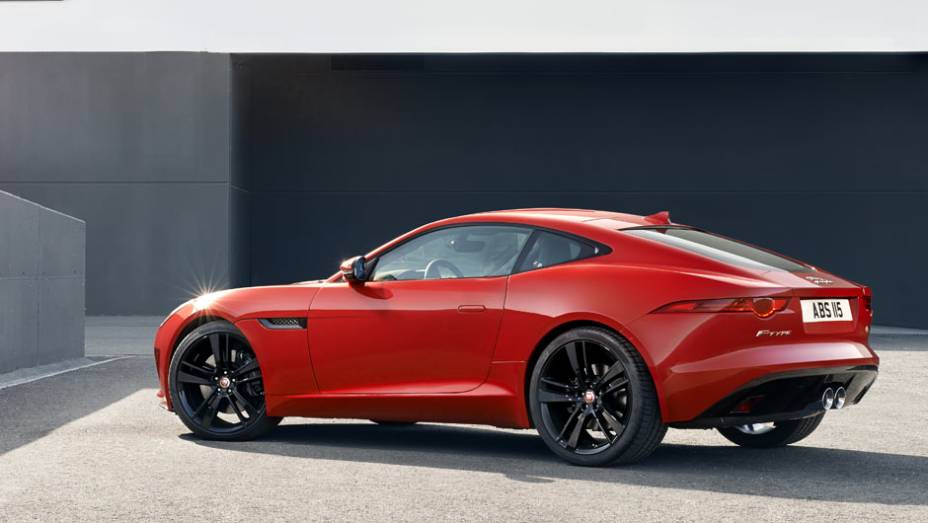 A diversão fica com o F-Type Coupé R, com o motor 5.0 V8 de 550 cv; o modelo chega ao mercado no começo de 2014 | <a href="https://beta-develop.quatrorodas.abril.com.br/noticias/saloes/los-angeles-2013/jaguar-revela-f-type-coupe-760708.shtml" rel="migration">Leia mais</a>