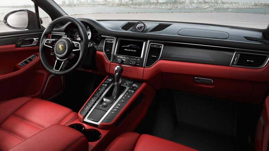 Interior lembra o do próprio Cayenne; o Macan chega às lojas alemãs a partir de abril | <a href="https://beta-develop.quatrorodas.abril.com.br/noticias/saloes/los-angeles-2013/porsche-mostra-macan-760709.shtml" rel="migration">Leia mais</a>