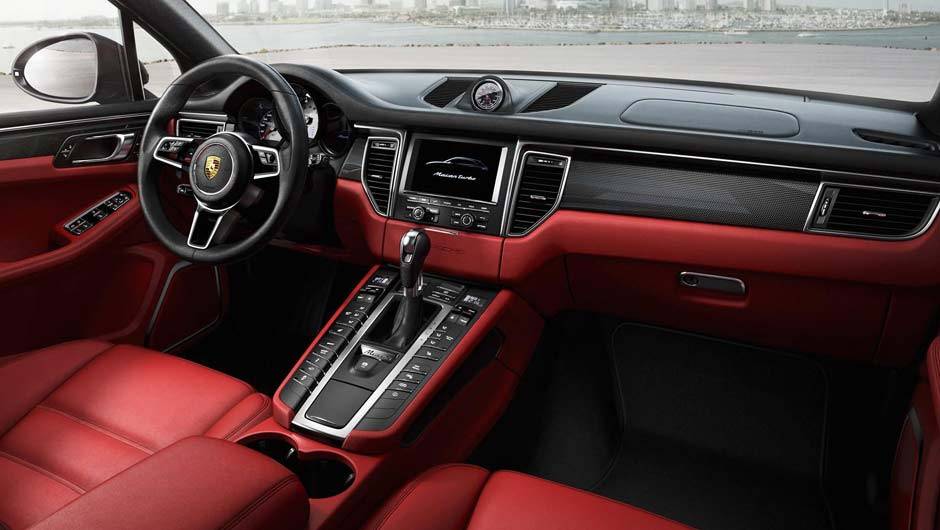 Interior lembra o do pr&oacute;prio Cayenne; o Macan chega &agrave;s lojas alem&atilde;s a partir de abril | <a href="https://beta-develop.quatrorodas.abril.com.br/noticias/saloes/los-angeles-2013/porsche-mostra-macan-760709.shtml" rel="migration">Leia mais</a>