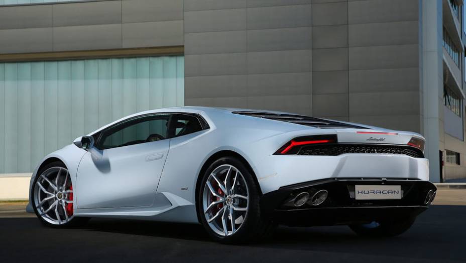 O torque máximo é de 57,1 mkgf | <a href="https://beta-develop.quatrorodas.abril.com.br/noticias/saloes/genebra-2014/lamborghini-revela-huracan-775441.shtml" rel="migration">Leia mais</a>