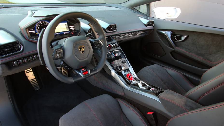 Interior lembra muito a cabine de um ca&ccedil;a, com diversas refer&ecirc;ncias ao mundo da avia&ccedil;&atilde;o | <a href="https://beta-develop.quatrorodas.abril.com.br/noticias/saloes/genebra-2014/lamborghini-revela-huracan-775441.shtml" rel="migration">Leia mais</a>