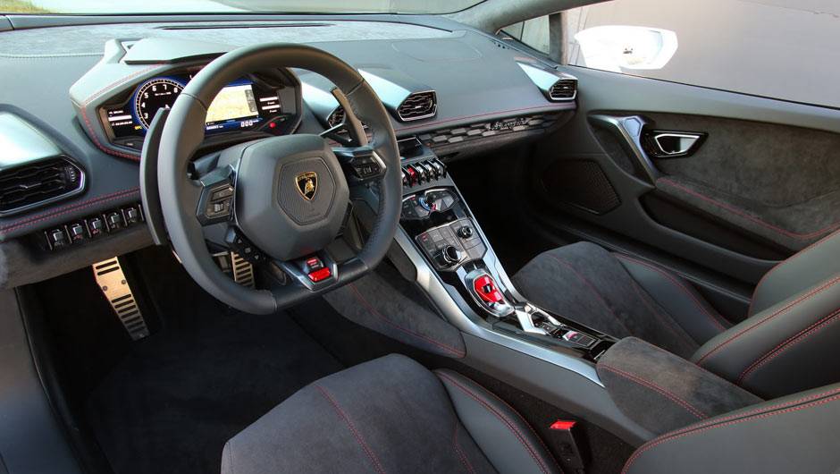 Interior lembra muito a cabine de um ca&ccedil;a, com diversas refer&ecirc;ncias ao mundo da avia&ccedil;&atilde;o | <a href="https://beta-develop.quatrorodas.abril.com.br/noticias/saloes/genebra-2014/lamborghini-revela-huracan-775441.shtml" rel="migration">Leia mais</a>