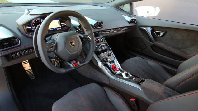 Interior lembra muito a cabine de um caça, com diversas referências ao mundo da aviação | <a href="https://beta-develop.quatrorodas.abril.com.br/noticias/saloes/genebra-2014/lamborghini-revela-huracan-775441.shtml" rel="migration">Leia mais</a> Interior lembra muito a cabine de um caça, com diversas referências ao mundo da aviação | <a href="https://beta-develop.quatrorodas.abril.com.br/noticias/saloes/genebra-2014/lamborghini-revela-huracan-775441.shtml" rel="migration">Leia mais</a>