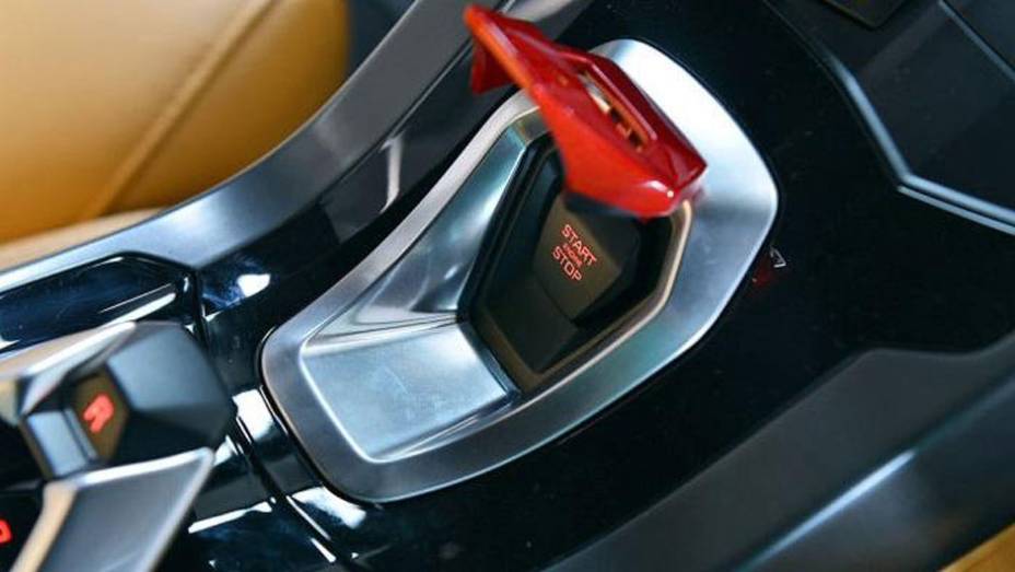 Este é o botão que dá a partida no V10. Nada mal, hein? | <a href="https://beta-develop.quatrorodas.abril.com.br/noticias/saloes/genebra-2014/lamborghini-revela-huracan-775441.shtml" rel="migration">Leia mais</a> Este é o botão que dá a partida no V10. Nada mal, hein? | <a href="https://beta-develop.quatrorodas.abril.com.br/noticias/saloes/genebra-2014/lamborghini-revela-huracan-775441.shtml" rel="migration">Leia mais</a>