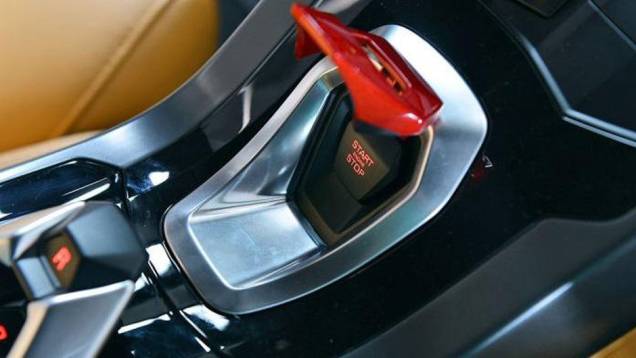 Este é o botão que dá a partida no V10. Nada mal, hein? | <a href="https://beta-develop.quatrorodas.abril.com.br/noticias/saloes/genebra-2014/lamborghini-revela-huracan-775441.shtml" rel="migration">Leia mais</a> Este é o botão que dá a partida no V10. Nada mal, hein? | <a href="https://beta-develop.quatrorodas.abril.com.br/noticias/saloes/genebra-2014/lamborghini-revela-huracan-775441.shtml" rel="migration">Leia mais</a>