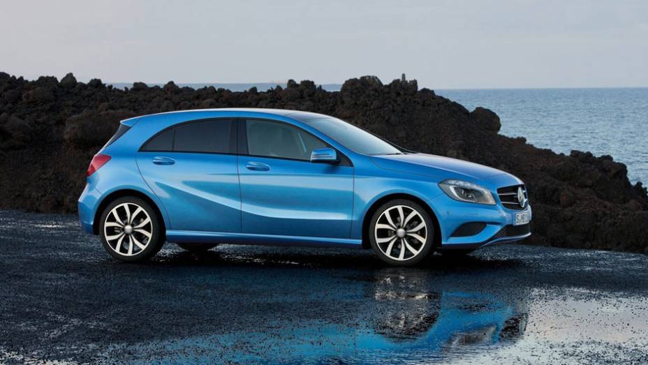 Hatchback lembra um pouco os traços da também renovada Classe B | <a href="https://beta-develop.quatrorodas.abril.com.br/saloes/genebra/2012/mercedes-benz-classe-678631.shtml" rel="migration">Leia mais</a>