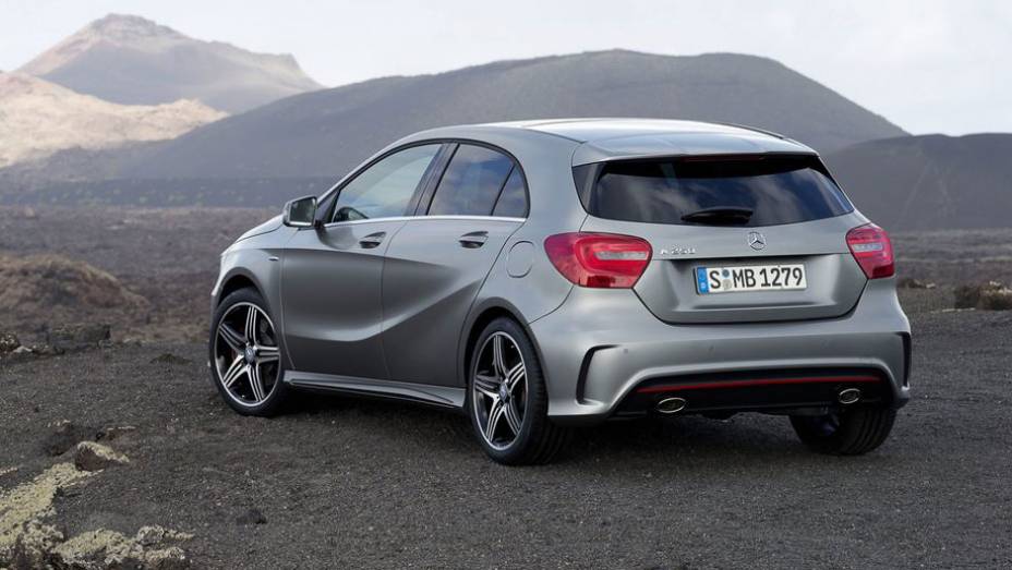 Para-choque esportivo incorpora as sa&iacute;da dupla de escape | <a href="https://beta-develop.quatrorodas.abril.com.br/saloes/genebra/2012/mercedes-benz-classe-678631.shtml" rel="migration">Leia mais</a>