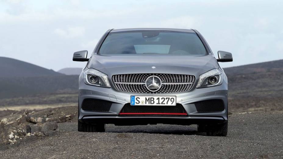 A grade frontal n&atilde;o esconde a inspira&ccedil;&atilde;o no superesportivo SLS AMG | <a href="https://beta-develop.quatrorodas.abril.com.br/saloes/genebra/2012/mercedes-benz-classe-678631.shtml" rel="migration">Leia mais</a>