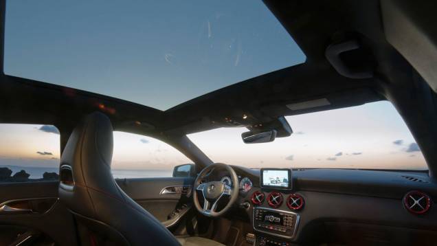 Teto solar panorâmico deixa o interior ainda mais iluminado | <a href="https://beta-develop.quatrorodas.abril.com.br/saloes/genebra/2012/mercedes-benz-classe-678631.shtml" rel="migration">Leia mais</a> Teto solar panorâmico deixa o interior ainda mais iluminado | <a href="https://beta-develop.quatrorodas.abril.com.br/saloes/genebra/2012/mercedes-benz-classe-678631.shtml" rel="migration">Leia mais</a>