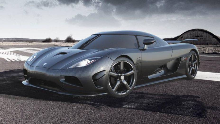 Modelo possui velocidade máxima de 440 km/h | <a href="https://beta-develop.quatrorodas.abril.com.br/saloes/genebra/2012/koenigsegg-agera-r-678731.shtml" rel="migration">Leia mais</a>