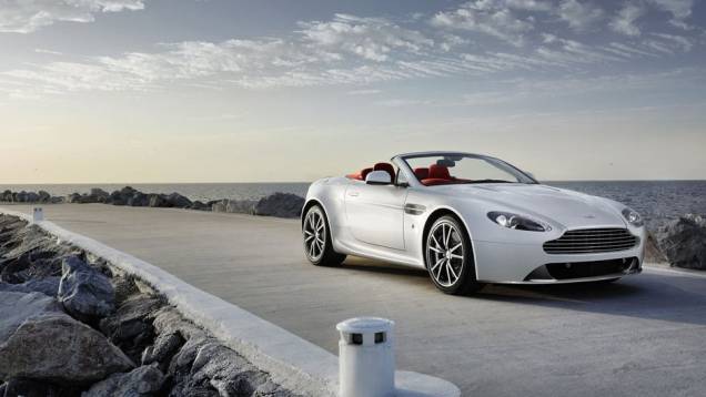 V8 Vantage tem motor 4.7 de 420 cv de potência | <a href="https://beta-develop.quatrorodas.abril.com.br/saloes/genebra/2012/aston-martin-v8-vantage-678482.shtml" rel="migration">Leia mais</a> V8 Vantage tem motor 4.7 de 420 cv de potência | <a href="https://beta-develop.quatrorodas.abril.com.br/saloes/genebra/2012/aston-martin-v8-vantage-678482.shtml" rel="migration">Leia mais</a>