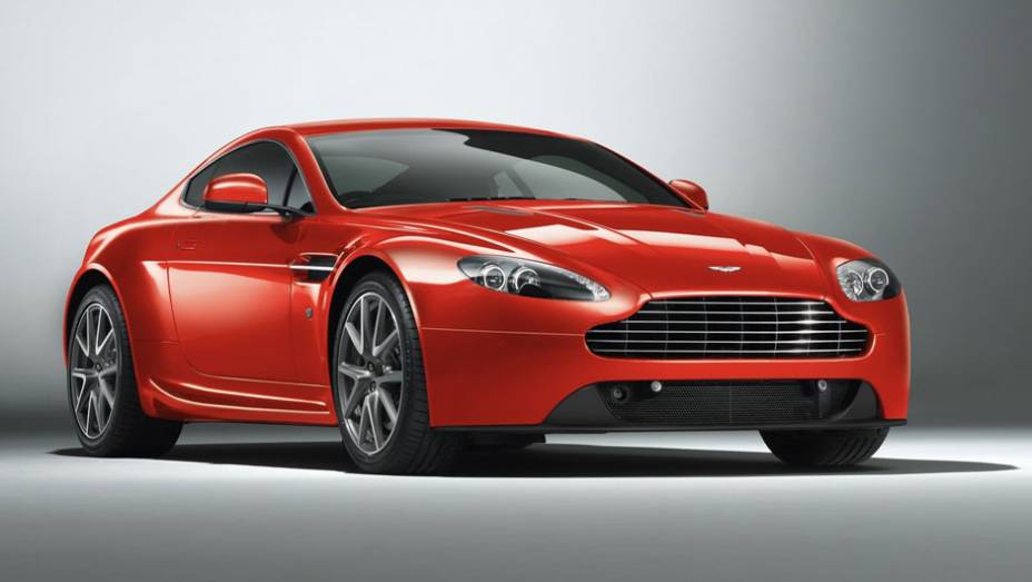 Transmissão manual de seis velocidades é de série | <a href="https://beta-develop.quatrorodas.abril.com.br/saloes/genebra/2012/aston-martin-v8-vantage-678482.shtml" rel="migration">Leia mais</a>