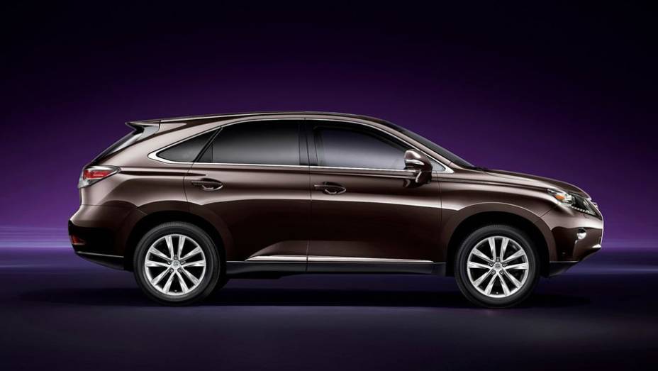 Modelo ganhou novo para-choque frontal, faróis com LEDs | <a href="https://beta-develop.quatrorodas.abril.com.br/saloes/genebra/2012/lexus-rx-678808.shtml" rel="migration">Leia mais</a>