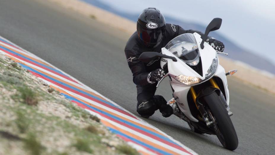 A Daytona 675R chega às concessionárias em junho pelo preço sugerido de R$ 48.690,00 (na cor branca) | <a href="%20https://beta-develop.quatrorodas.abril.com.br/moto/noticias/triumph-lanca-daytona-675r-street-triple-741449.shtml" rel="migration">Leia mais</a>