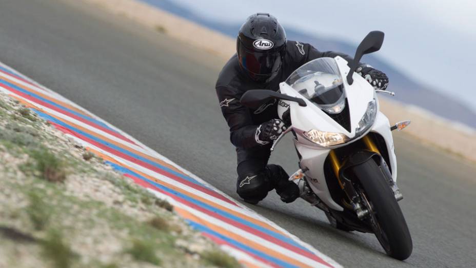 A Daytona 675R chega &agrave;s concession&aacute;rias em junho pelo pre&ccedil;o sugerido de R$ 48.690,00 (na cor branca) | <a href="%20https://beta-develop.quatrorodas.abril.com.br/moto/noticias/triumph-lanca-daytona-675r-street-triple-741449.shtml" rel="migration">Leia mais</a>