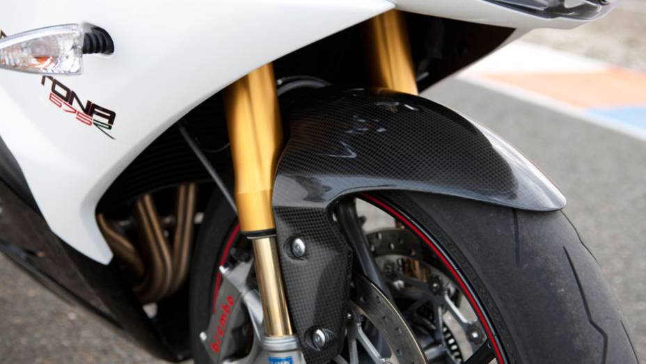 A superesportiva Triumph Daytona 675R foi totalmente remodelada no início de 2013 | <a href="https://beta-develop.quatrorodas.abril.com.br/moto/noticias/triumph-lanca-daytona-675r-street-triple-741449.shtml" rel="migration">Leia mais</a>