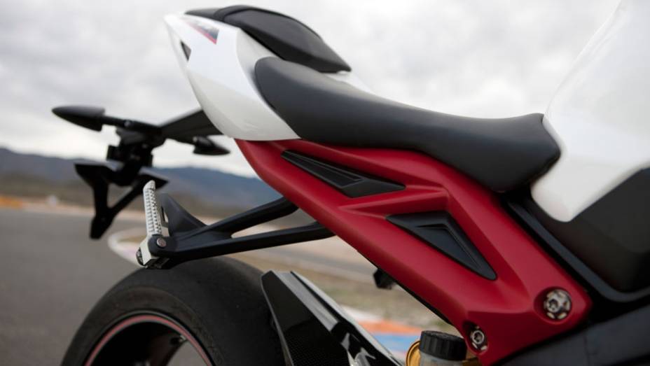 A moto de 2013 possui novo quadro, bra&ccedil;o oscilante, rodas, suspens&atilde;o (&Ouml;hlins, totalmente ajust&aacute;vel), freios (Brembo), tanque de combust&iacute;vel, carenagens, far&oacute;is etc | <a href="%20https://beta-develop.quatrorodas.abril.com.br/moto/noticias/triumph-lanca-daytona-675r-street" rel="migration"></a>