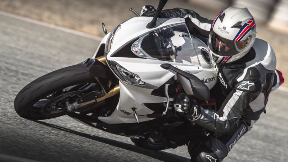 Torque máximo de 7,55 mkgf a 11.900, pesando 184 kg | <a href="https://beta-develop.quatrorodas.abril.com.br/moto/noticias/triumph-lanca-daytona-675r-street-triple-741449.shtml" rel="migration">Leia mais</a>