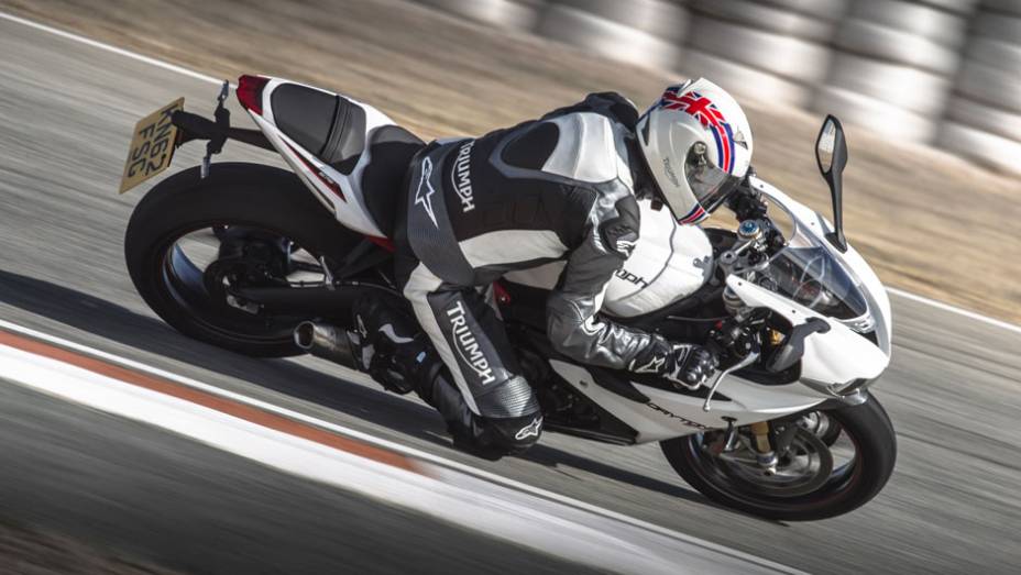 A motocicleta &eacute; 1 kg mais leve que a vers&atilde;o anterior, j&aacute; que utiliza pe&ccedil;as de fibra de carbono da mais alta qualidade | <a href="%20https://beta-develop.quatrorodas.abril.com.br/moto/noticias/triumph-lanca-daytona-675r-street-triple-741449.shtml" rel="migration">Leia mais</a>